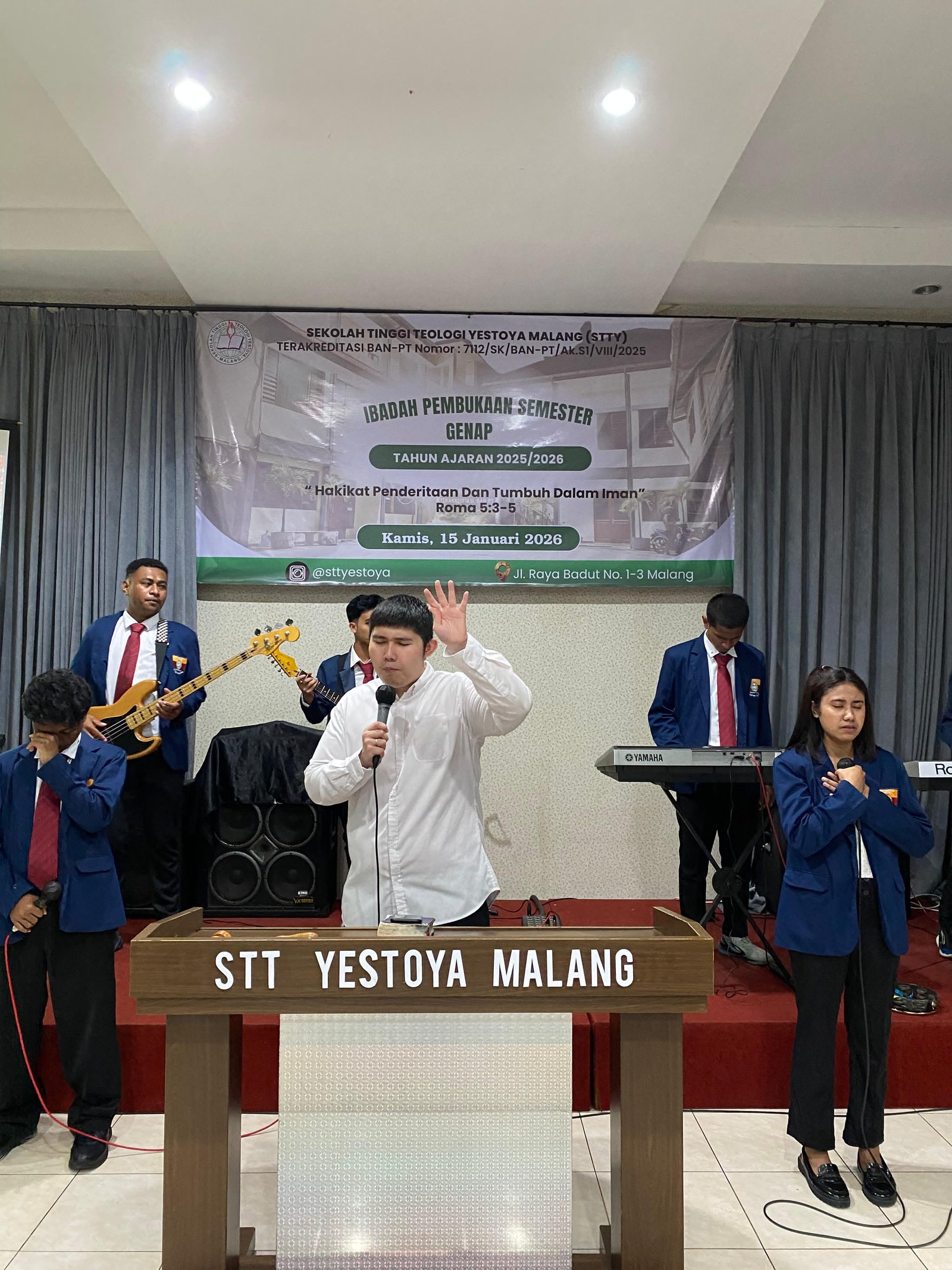 Mahasiswa mengikuti kegiatan ibadah kampus