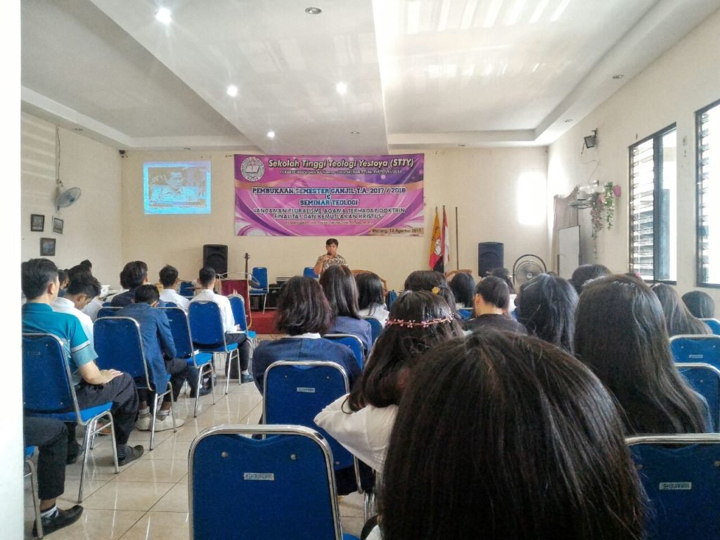 Mahasiswa sedang menyusun skripsi